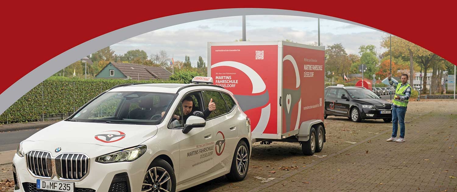Fahrschule Düsseldorf – Fahrlehrertraining mit Blickkontrolle im Rückspiegel