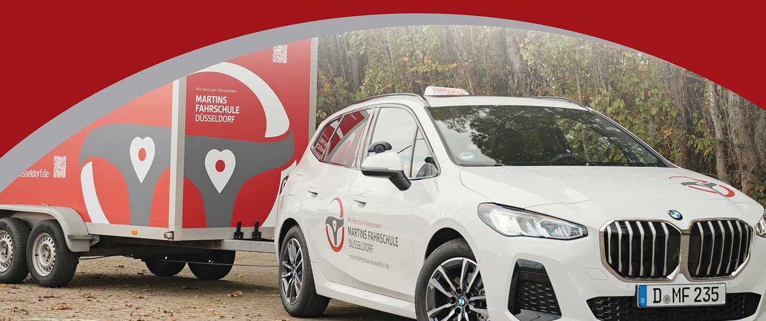 Martins Fahrschule Düsseldorf – moderne Fahrschulfahrzeuge mit Anhänger für Klasse BE