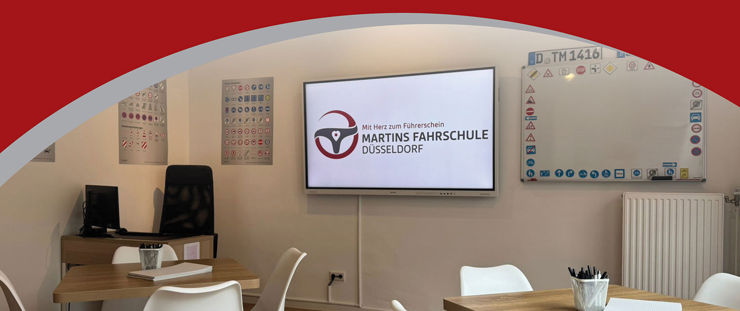 Martins Fahrschule Düsseldorf – Theorieunterricht mit professioneller Ausstattung im Klassenraum